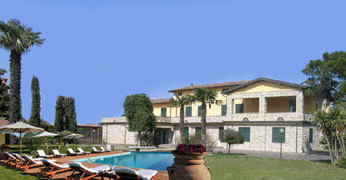 Casale con giardino e piscina a Sirmione a Brescia in Vendita
